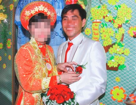 Chu re, co dau chua du tuoi van len cuoi hinh anh