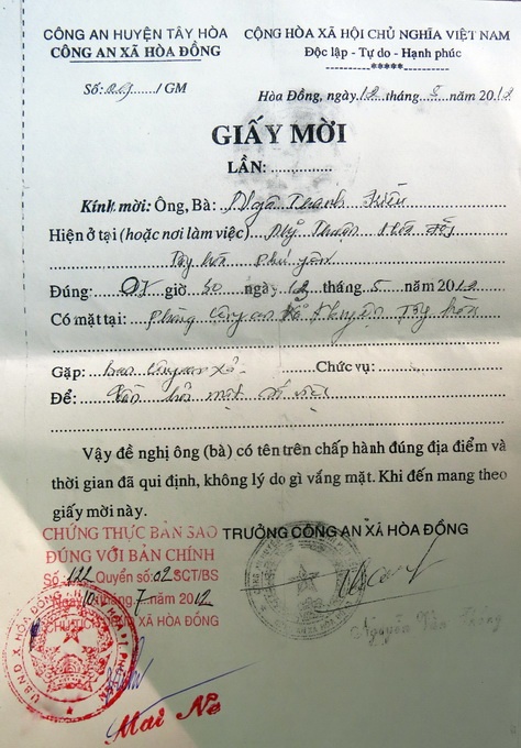 Công an xã Hòa Đồng mời Ngô Thanh Kiều 7g30 sáng 13-5-2012 đến trụ sở làm việc, nhưng lúc 3g sáng anh Kiều đã bị công an “mời” bằng cách còng tay đưa về trụ sở công an xã.