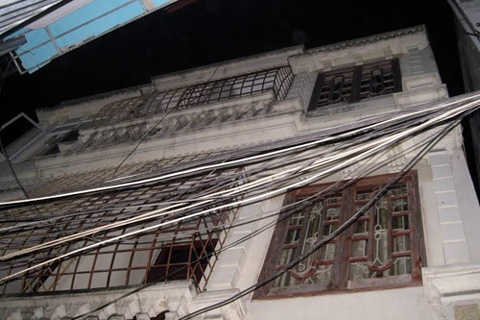 Chủ vườn cần sa là Đỗ Hải Nam (SN 1976, ở số 4/22/22 Miếu Hai Xã, phường Dư Hàng, quận Lê Chân, Hải Phòng). Sau khi bị bắt, Nam đã khai nhận có thể kích ứng cây trồng phát triển nhanh để thu hoạch sớm và cho ra những “sản phẩm” giống hệt “hàng” ngoại nhập. Ngôi nhà nơi Nam biến thành vườn cần sa.