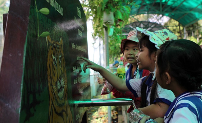 Khu vực nuôi hổ Đông Dương bằng chuồng kính luôn thu hút du khách tham quan, đặc biệt là các em học sinh