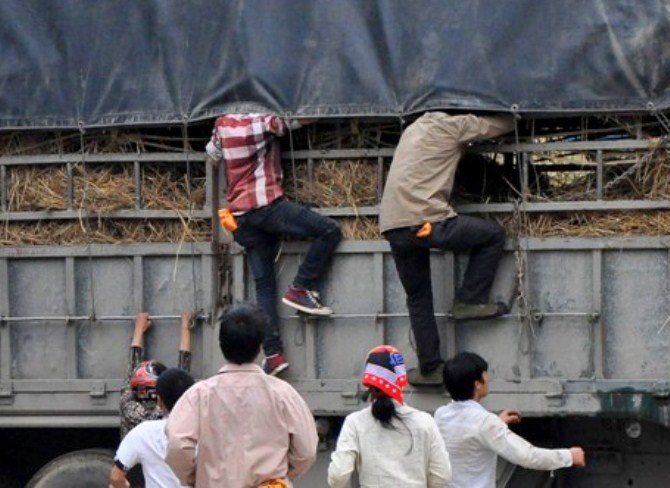 Can canh 'doi quan' hoi dua hau o cua khau Tan Thanh hinh anh