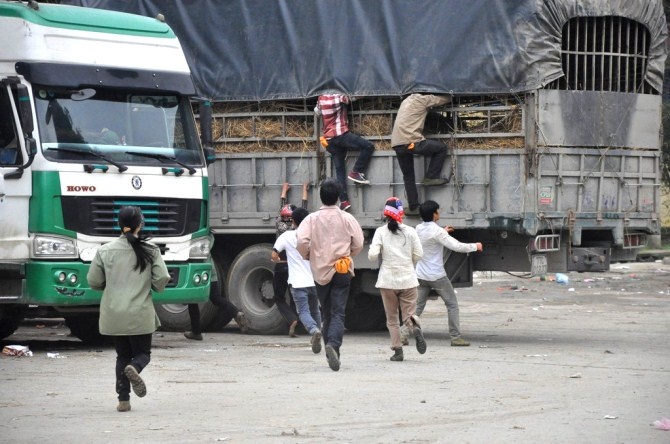 Bị trả lại số dưa quá lớn, nhiều thương lái ngậm ngùi bán tháo với giá rẻ mạt chỉ vài nghìn đồng/1 quả cho thương lái trong nước.