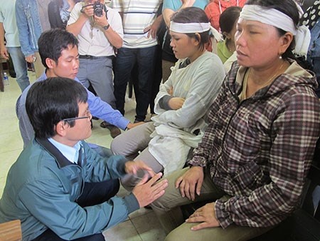 Hai bị cáo Đỗ Như Huy, Nguyễn Tấn Quang quỳ xin lỗi gia đình nạn nhân.