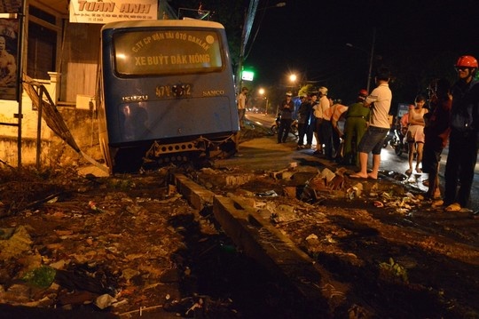 Xe buyt mat lai huc loan xa giua pho hinh anh