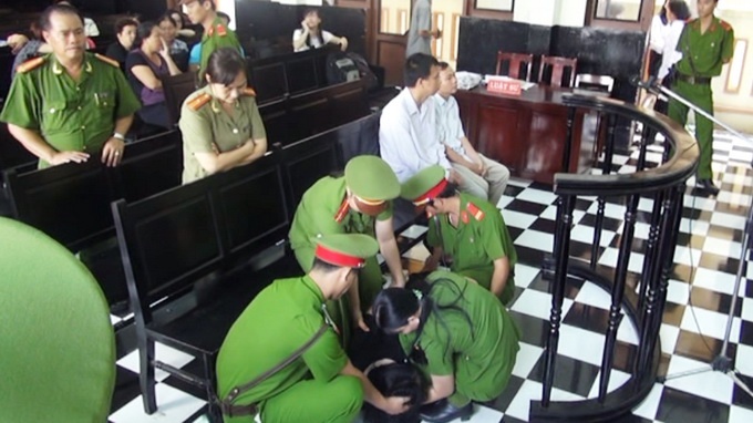 Nguyen nu giam doc benh vien tam than coi ao tai toa hinh anh