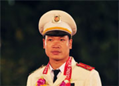 Canh sat tre dung cam tren mat tran 'nong' hinh anh