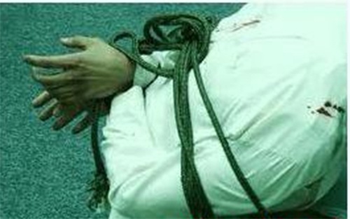 Giai cuu mot nguoi Han Quoc bi giam giu hinh anh