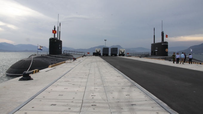 Tàu ngầm HQ-182 Hà Nội và HQ-183 TP.HCM tại quân cảng Cam Ranh.