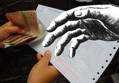 An chan tien tai xe, ba thanh tra giao thong bi ky luat hinh anh