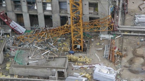 Roi tu do cao 40 m, 1 nguoi chet, 6 nguoi bi thuong hinh anh