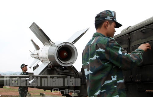 Chiến sĩ tên lửa Sư đoàn 363 hoàn tất những công việc cuối cùng trước khi tên lửa rời bệ phóng. 