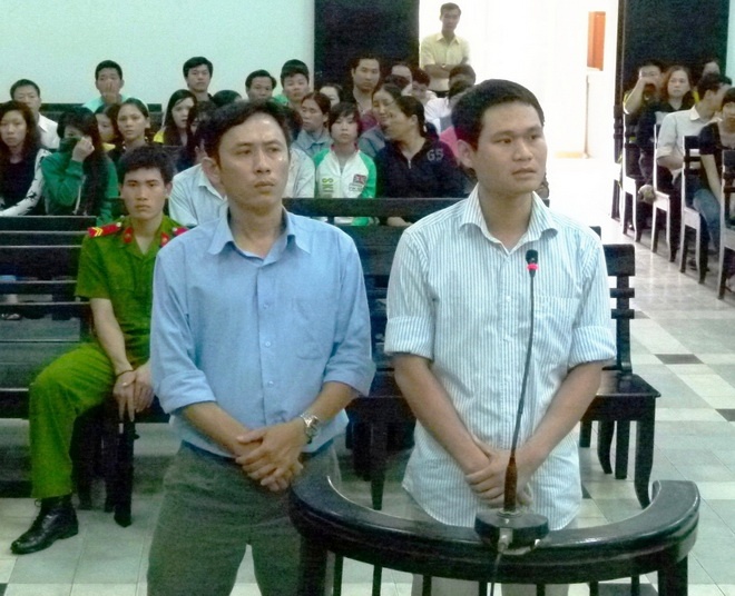 Đại úy Trần Bá Tuấn (trái) và Trung úy Nguyễn Đình Quyết tại phiên sơ thẩm.