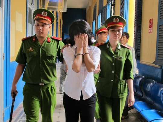 Suracha khóc nức nở sau khi tòa tuyên án tử.