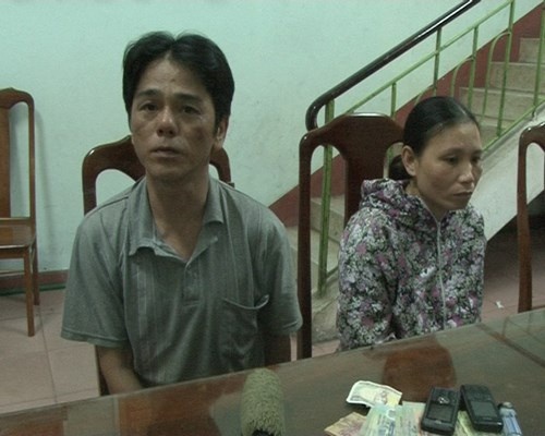 Hai vợ chồng Minh và Lan cùng tang vật tại cơ quan điều tra.