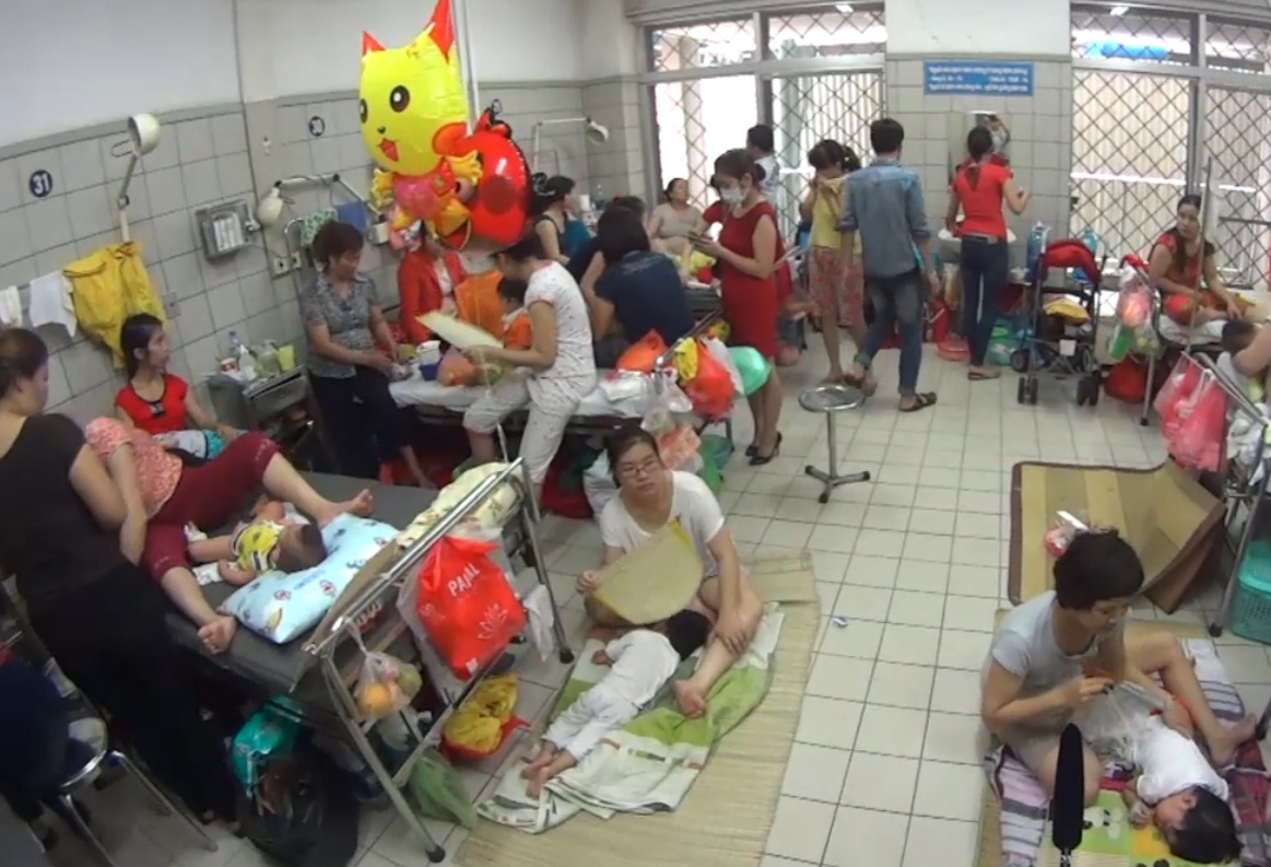 7 tre mac soi chen chuc tren mot giuong benh hinh anh