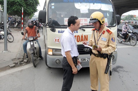 O to khach chay khong dung lich trinh xu ly the nao hinh anh