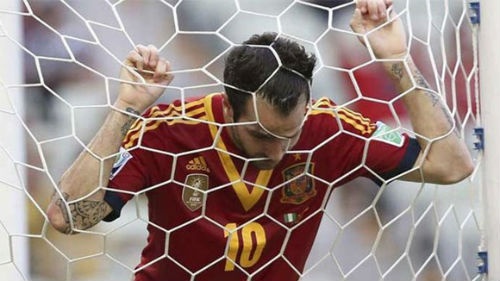 Cesc không thể tiếp tục thi đấu và phải chủ động xin ra vì thời tiết khắc nghiệt trên sân.