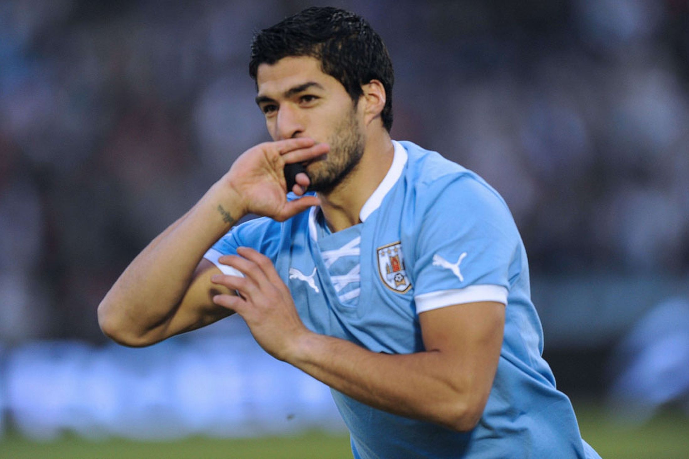 Surez ghi hai bàn thắng tại World Cup ngay khi trở lại sân cỏ.