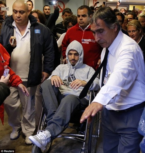 Surez phải ngồi xe lăn trước World Cup 2014.