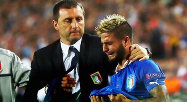 Tuyển Italy kiên cường chiến đấu dù mất người từ phút 59, nhưng cuối cùng thầy trò HLV Prandelli vẫn phải dừng cuộc chơi sau pha lóe sáng của Godin ở phút 81.