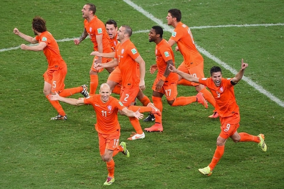 Các cầu thủ Hà Lan ăn mừng trong trận gặp Costa Rica.