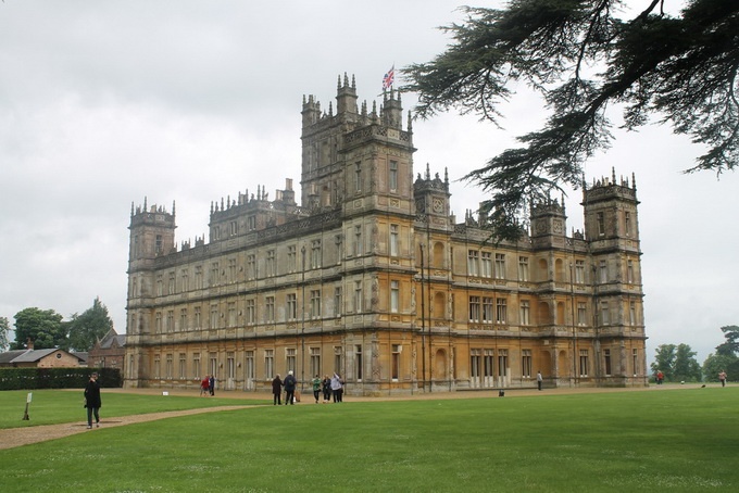 Du khách tham quan lâu đài Highclere - Ảnh: filmsencostumes.