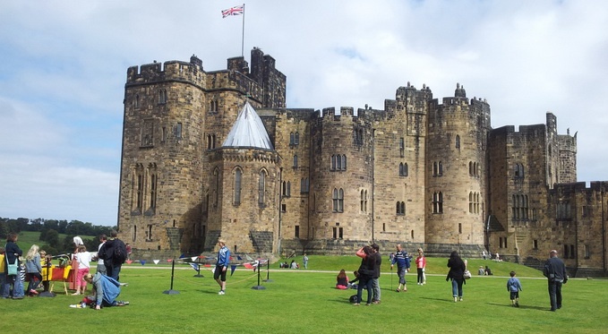 Lâu đài Alnwick ở Anh trở nên nổi tiếng trong giới du lịch sau khi bộ phim Harry Potter ra mắt khán giả thế giới - Ảnh: wordpress.