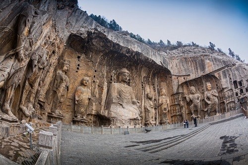 10. Lạc Dương, Trung Quốc. Trong khi hầu hết các thành phố cổ đại đều nằm ở Địa Trung Hải, Luoyang là thành phố cổ nhất nằm ở châu Á. Nó bao gồm cả bảy thủ đô cổ đại lớn của Trung Quốc và là cái nôi của văn hóa, lịch sử. Không nơi nào ở Trung Quốc tồn tại dưới nhiều triều đại và hoàng đế như Luoyang. Hình thành cách đây hơn 4.000 năm và ngày nay, dân số ở đây là gần 7.000.000.  Luoyang chứa trong lòng nó rất nhiều danh thắng nổi tiếng hấp dẫn du khách khắp nơi trên thế giới. Tiêu biểu có Hang đá Long Môn được công nhận là di sản thế giới năm 2000, ngôi đền Bạch Mã là ngôi đền đầu tiên của phật giáo tại Trung Quốc và rất nhiều ngôi đền phật giáo khác với lịch sử lâu đời và đẹp về kiến trúc.