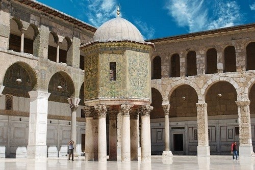 1.Damascus, Syria. Thủ đô Damacus là thành phố lớn nhất của Syria với dân số hơn 4,5 triệu người. Được cho là ra đời từ hoảng 10.000-8.000 năm trước công nguyên, nhưng đến nay người ta vẫn tranh cãi về khoảng thơi gian này. Nằm giữa châu Á và châu Phi nên thành phố có lợi thế lớn về vị trí chiến lược.  Từ xa xưa, Damascus nổi tiếng là trung tâm về văn hóa, thương mại và hành chính. Nó là điểm đến ưa thích của các nhà thương mại và thợ thủ công trên toàn thế giới.   Thủ đô Syria đặc trưng với bốn nền văn minh tạo nên nó, bao gồm : Hy Lạp, La Mã, Byzantine và Hồi Giáo. Thành phố đặc trưng với những bức tường cũ cổ kính, kiến trúc cổ với nhà sơn màu trắng và sân xanh lá cây. 