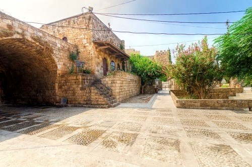 3. Byblos, LiBăng. ByBlos cũng là một trong những cái nôi của nền văn minh cổ đại. Là thành phố cổ xưa nhất Phoenicia và có lịch sử khoảng 5.000 năm. Byblos gắn liền với sự phát triển của bảng chữ cái ngữ âm Phê-ni-xi, là nguồn gốc của các bảng chữ cái hiện nay. Một điều thú vị là, chữ “Kinh Thánh” trong tiếng Anh (Bible) bắt nguồn từ tên của một thị trấn ở Byblos.  Du khách đến với Byblos sẽ có rất nhiều lựa chọn để thỏa mãn sự yêu thích khám phá của mình. Từ các thành phố, các ngôi đền cổ xưa đến những quang cảnh tuyệt đẹp nhìn ra biển Địa Trung Hải và tàn tích của các cổng thành cổ. Ngày nay, nó đã trở thành một thành phố hiện đại hơn nhưng về bản chất vẫn giữ được những thứ cổ điển làm nên tên tuổi của thành phố.