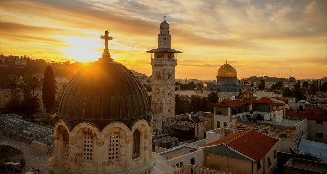 4. Jerusalem, Israel. Jerusalem là thành phố du lịch bậc nhất của Israel, đó là điểm đến tôn giáo quan trọng trên toàn thế giới. Thành phố được biết đến là thánh đường của ba tôn giáo lớn là Thiên Chúa Giáo, Do Thái và Hồi Giáo. Ngày nay, Jerusalem là nơi sinh sống của 800.000 dân với 60% người dân là người Hồi Giáo.  Trong những năm qua, Jerusalem đã phải trải qua nhiều sự kiện bi thảm vì các cuộc tấn công, các cuộc bao vây và tàn phá. Thành phố cổ xưa ra đời từ 4.000 năm trước, được chia thành bốn khu gồm khu người Do Thái, khu người Thiên Chúa Giáo, khu người Hồi Giáo và khu người Armenian.   Vào năm 1981, Thành Cổ được liệt vào danh sách Di sản thế giới trong tình trạng nguy hiểm. Thành phố hiện đại phát triển rộng rãi vượt qua danh giới của trung tâm cổ. Jerusalem mang một ý nghĩa biểu tượng tuyệt vời đối với người Do thái từ khắp nơi trên thế giới, nó biểu hiện cho mong ước trở về nhà của họ.