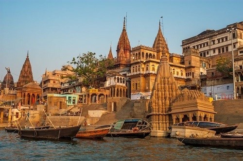 5.Varanasi, Ấn Độ. Ấn Độ là một nơi nổi tiếng thế giới của nền văn minh cổ đại, tôn giáo, tâm linh và nó cũng là một cái nôi của những thành phố lâu đời nhất thế giới. Varanasi là một nơi như vậy. Thành phố này nằm hai bên bờ sông Ganges với lịch sử hình thành từ thế kỷ 12 trước công nguyên. Những người theo đạo Hindu tin rằng đó là nơi chúa Shiva đã sinh ra.  Varanasi còn được biết đến với cái tên Benares,là nơi mà những người hành hương Hindu đến để rửa tội và hỏa thiêu những người thân yêu của họ khi chết. Đã từng đi vào văn học của nhà văn nổi tiếng người Mỹ, Mark Twain. Varanasi chứa một tiềm năng công nghiệp lớn do có các loại vải cao cấp, nước hoa, điêu khắc và ngà voi. Là trung tâm của nghệ thuật và hàng thủ công.