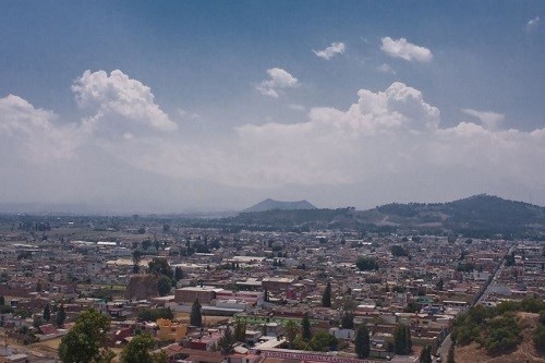 6.Cholula, Mexico. Hơn 2.500 năm trước đây, thành phố Cholula phát triển từ nhiều làng rải rác và đó là nơi tập hợp của nhiều nền văn hóa Mỹ Latinh như Olmecs, Toltecs, và  Aztecs. Tên của thành phố có nghĩa là “những chuyến bay” và thường được gọi là Acholollan. Từ khi người Tây Ban Nha chiếm đóng tại đây, nó bắt đầu trở nên hưng thịnh. Đây được gọi là thành phố đẹp nhất bên ngoài Tây Ban Nha.  Ngày nay, nó là thuộc địa nhỏ với 60.000 người dân. Điểm nổi bật nhất của thành phố là kim tự tháp vĩ đại Cholula, công trình kỷ niệm nhân tạo lớn nhất ở Mexico. Kim tự tháp bao gồm nhiều đường hầm và hang động với tổng chiều dài lên đến 8km. Tuy nhiên, chỉ có 800m của đường hầm là dành cho khách du lịch tham quan.