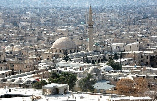 8. Aleppo, Syria. Aleppo là thành phố lớn nhất của Syria với hơn 2 triệu người dân. Nó nằm ở trung tâm trên con đường tơ lụa, nói liền châu Á và Địa Trung Hải, nên có lợi thế vô cùng lớn. Người dân bắt đầu sinh sống ở đây từ 8.000 năm trở về trước nhưng các nhà khảo cổ có bằng chứng chứng minh là từ gần 13.000 năm trước. trong nhiều ký nguyên, nơi đây bị kiểm soát bởi người La Mã, Byzantines và Ottomans, vì vậy kiến trúc của Aleppo là sự giao thoa của nhiều văn hóa.  Khu Phố Cổ nổi bật với những con hẻm nhỏ và tòa nhà lớn, trong khu Phố Mới của thành phố thì đặc trưng bởi những con đường rộng và những quảng trường lớn. Aleppo đã phải chịu đựng những cuộc xâm lược thường xuyên và sự bất ổn định, và người dân buộc phải xây dựng thành phố vững mạnh hơn. Thành phố Aleppo thường được gọi là “linh hồn của Syria”.