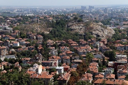 9. Plovdiv, Bulgaria. Plovdiv có lịch sử hình thành từ khoảng 4.000 năm trước công nguyên. Ban đầu, nơi đây bị thống trị bởi người Thrace, sau đó là Romans. Thời trung cổ, Plovdiv là vùng lãnh thổ hấp dẫn mà cả Bulgaria, Byzantine và Ottoman. Mãi đến 1885, nó đã thuộc về một phần của Bulgarian.  Ngày nay, đó là thành phố lớn thứ hai của Bulgaria và là trung tâm của kinh tế, giáo dục và văn hóa ở đây.