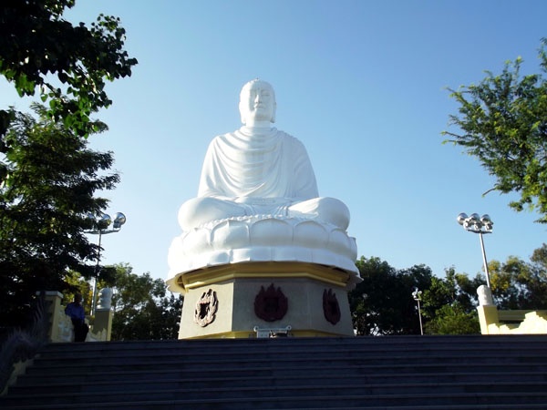 Từ xa có thể nhìn thấy tượng Kim Thân Phật Tổ uy nghi trên núi.