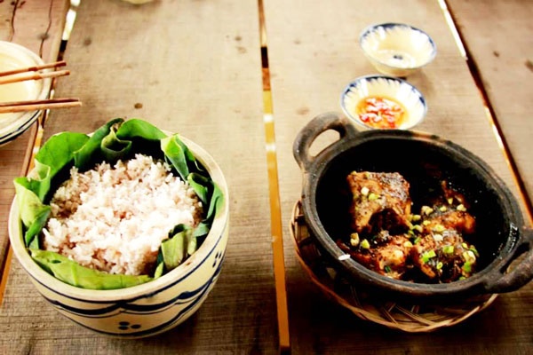 Cơm lá sen, cá kho tộ, bún nước lèo là những đặc sản nổi tiếng miền Tây.