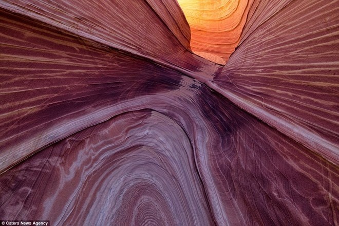 Ẩn mình trong sa mạc Arizona là vùng sa thạch độc đáo mang tên Làn sóng. Làn sóng bao gồm nhiều máng hình chữ U đan xen nhau của các phiến sa thạch hình thành từ kỷ Jura, tính đến nay có lịch sử lên tới 190 triệu năm. Nó được coi là một món quà vô giá mà thiên nhiên đã ban tặng cho mảnh đất này.