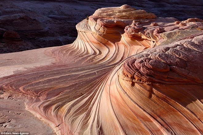   Núi đá hình thành từ các cồn cát Navajo Sandstone đã vôi hóa theo chiều dọc và chiều ngang. Nhờ sự xói mòn của nước và gió, vùng lòng chảo này xuất hiện những đường vân uốn lượn như những ngọn sóng, cứng rắn theo thời gian, tạo nên một cảnh quan hết sức hùng vĩ, đúng như tên gọi của nó.  