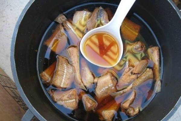 Bánh căn Phan Thiết ăn kèm xíu mại viên, cá kho.