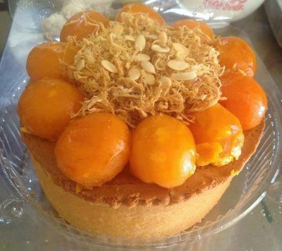 Ngoài ra để tạo hương vị đặc biệt bánh được thêm những lát phô mai vào phía trên.