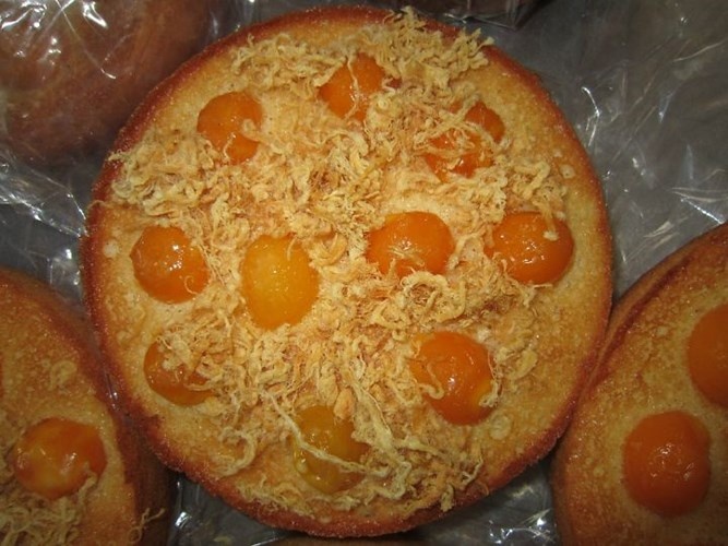 Bánh bông lan trứng muối là sự kết hợp hoàn hảo của bánh bông lan với vị mằn mặn của trứng muối, ruốc và phô mai.