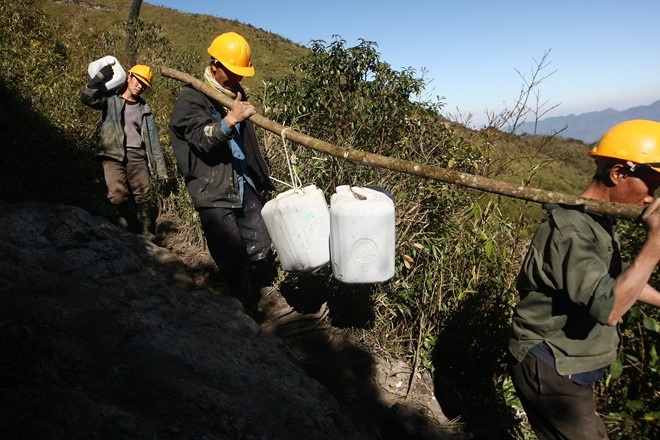 Các công nhân đang thi công trên khu vực này cho biết, tuyến cáp treo được lệnh hoàn thành trước 30.4.2015 nhưng có một số vấn đề nên có lẽ không kịp và lùi xuống trước ngày 2.9.2015. Hiện tại, phần móng đã hoàn thành, chỉ còn tiến hành lắp ghép cáp treo.