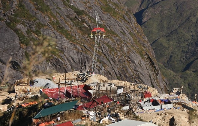 Công trường xây dựng trụ cáp treo T5 và ga đến nhìn từ độ cao gần chóp đỉnh Fansipan 3.143 m.