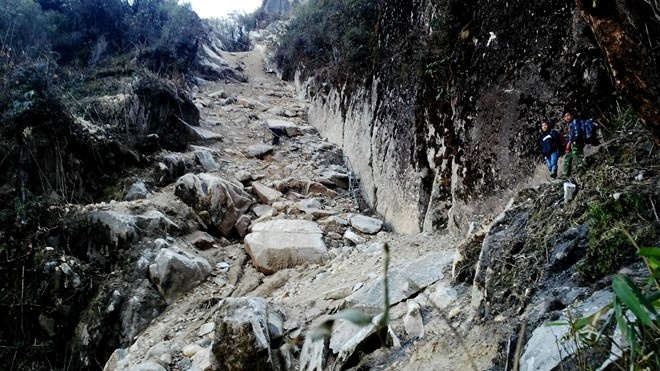 Để xây dựng trụ cáp treo tại độ cao hơn 3.000m, đơn vị thi công đã dùng mìn nổ đá khiến một lượng đá lớn rơi xuống vực, tràn qua đoạn đường lên đỉnh Fansipan gây cản trở và nguy hiểm cho người dân, du khách mỗi khi đi qua.