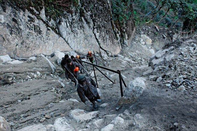 Mỗi lần đi qua khu vực này các công nhân cũng như các du khách khám phá đỉnh Fansipan phải chờ gió lặng, quan sát những viên đá không rơi xuống thì bắt đầu đi thật nhanh qua.