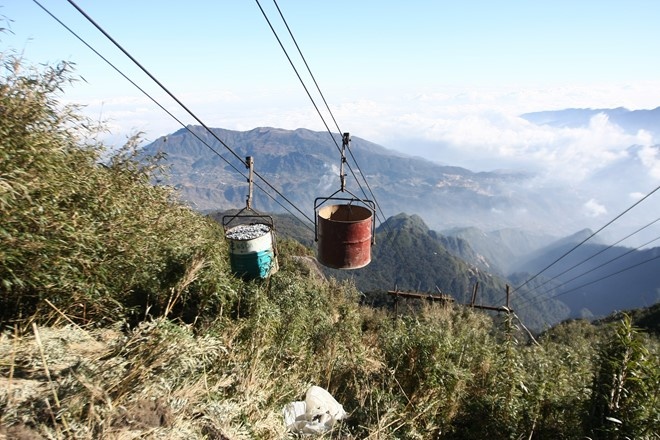 Để vận chuyển nguyên vật liệu lên xây dựng trụ cáp treo T5 và ga đến, một đường cáp tời ròng rọc được dựng từ độ cao 2.800m lên độ cao hơn 3.000m. Tại đây, du khách mỗi khi đi qua đều lo nơm nớp khi thấy hai đường cáp vận chuyển vật liệu chạy ngay trên đầu.