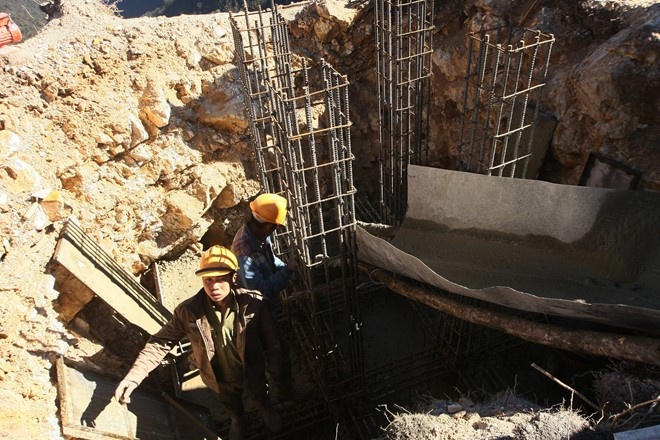 Song song với việc xây dựng cáp treo, đường dây điện cũng được thi công trên khu vực này, Trong ảnh là 1 trong 33 chân trụ cột điện với bán kính gần 3m đang được các công nhân xây dựng trên dọc theo đường lên đỉnh Fansipan.