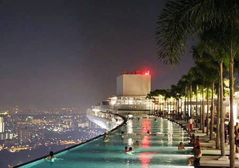 Khách sạn Marina Bay Sands ở Singapore đã mở cửa vào năm 2010 với con số đầu tư khổng lồ <abbr class=