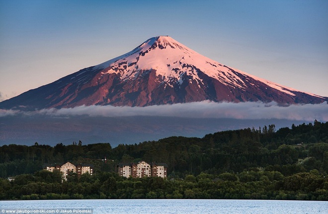 Thị trấn Villarica, Chile và ngọn núi lửa cùng tên nổi tiếng.